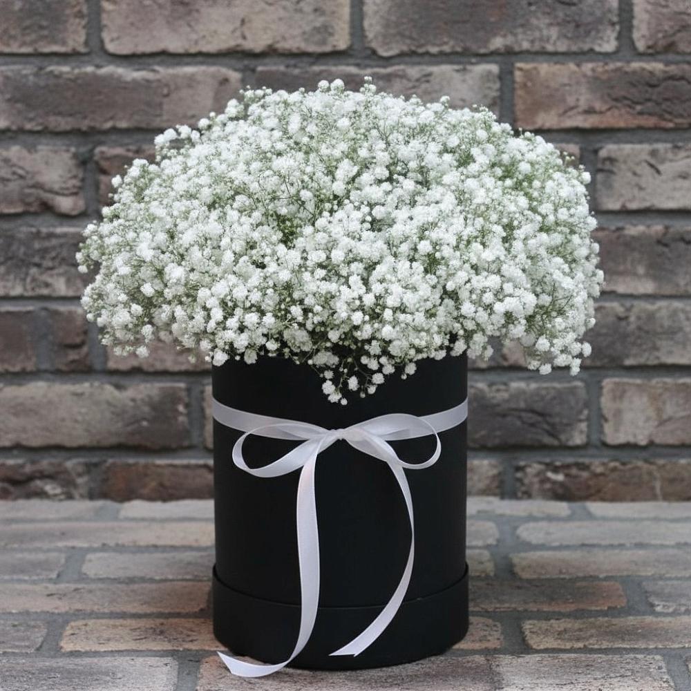 Цветочная композиция из Гипсофила в шляпной коробке в Шаранге