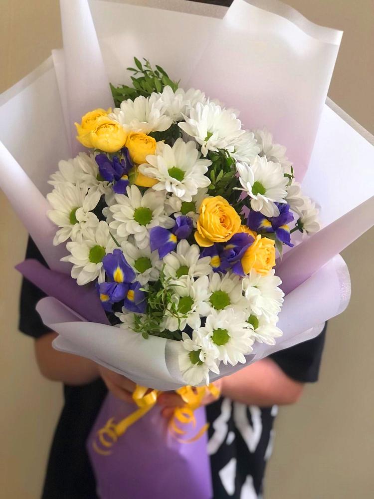 Букет цветов из: Ирисы, Хризантемы и Розы в Шаранге