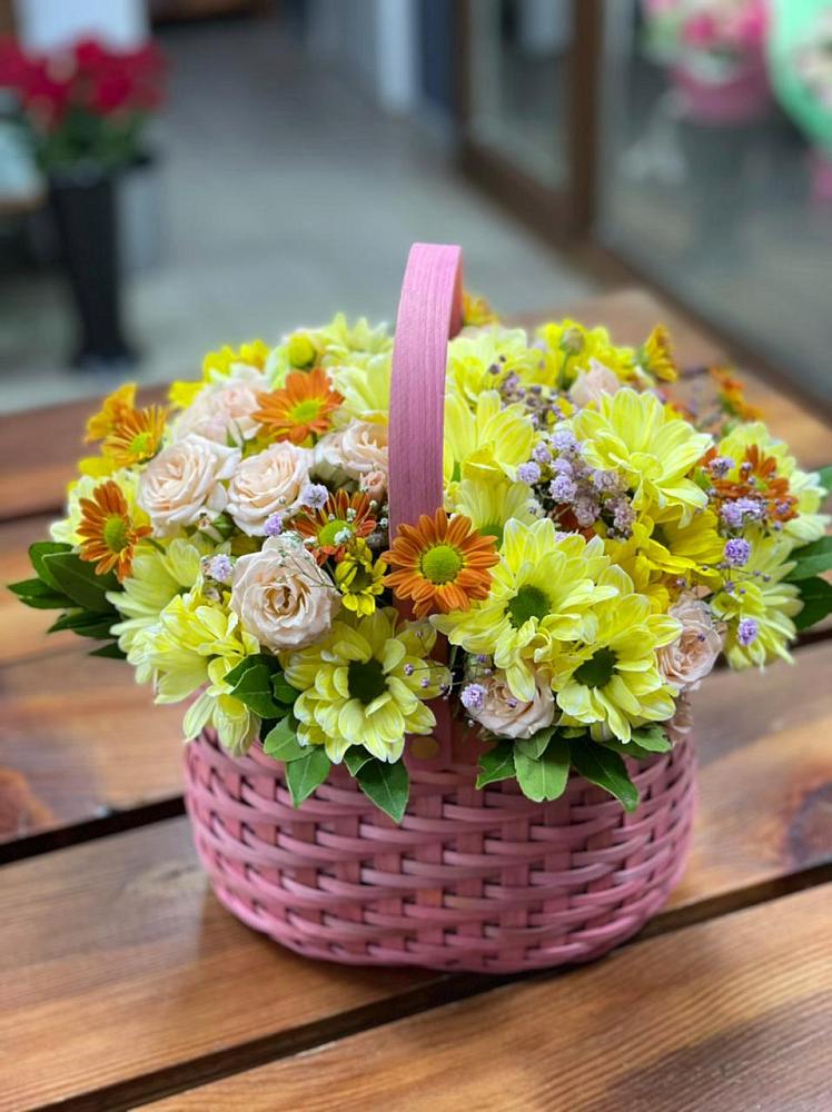 Цветочная композиция из Хризантемы и Розы в корзине в Шаранге