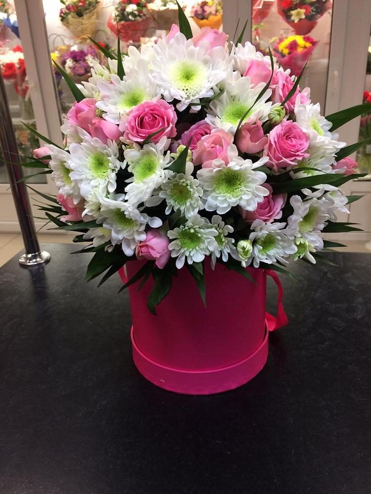 Цветочная композиция из Розы и Хризантемы в шляпной коробке в Шаранге