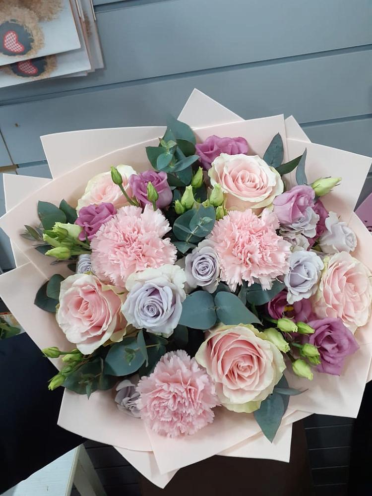 Букет цветов из: Розы, Гвоздики и Лизиантусы в Шаранге