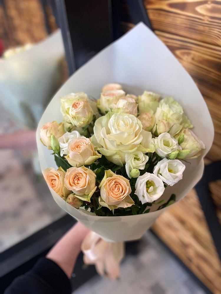 Букет цветов из: Розы и Лизиантусы в Шаранге